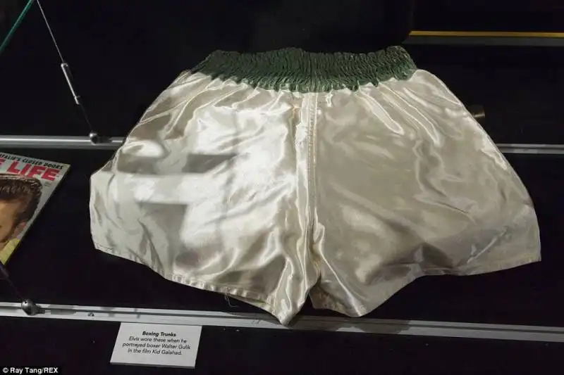 mostra elvis a londra i pantaloncini da boxe indossati per fare walter gulik