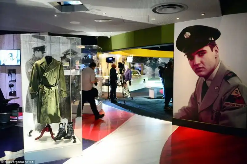 mostra elvis a londra il trench verde che indosso quando era militare in germania