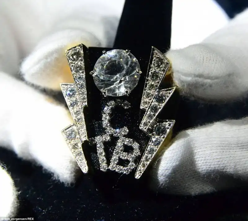 mostra elvis a londra taking care of business anello con diamante da 16 carati