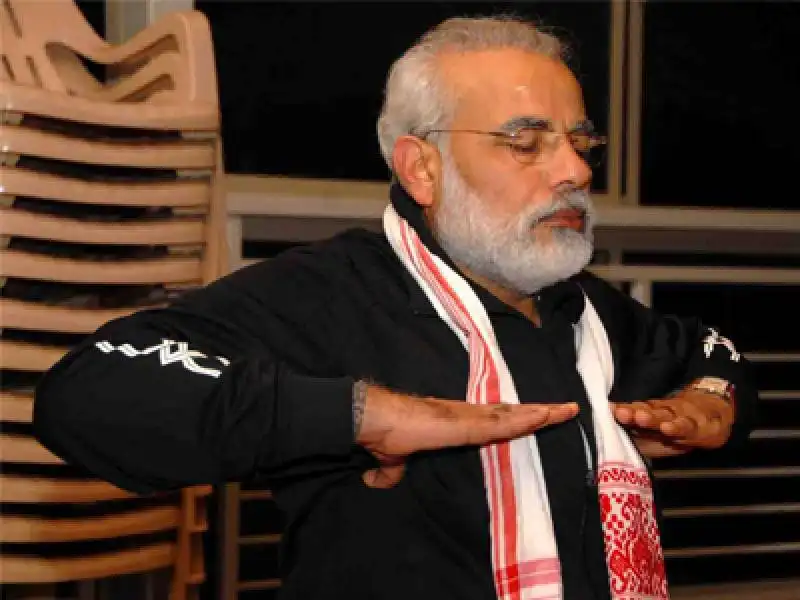 NARENDRA MODI FA YOGA 