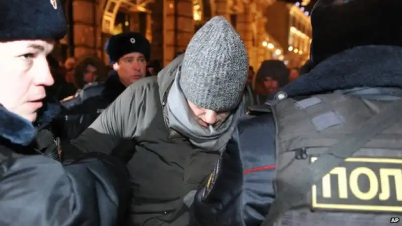 navalny arrestato dopo aver violato gli arresti domiciliari