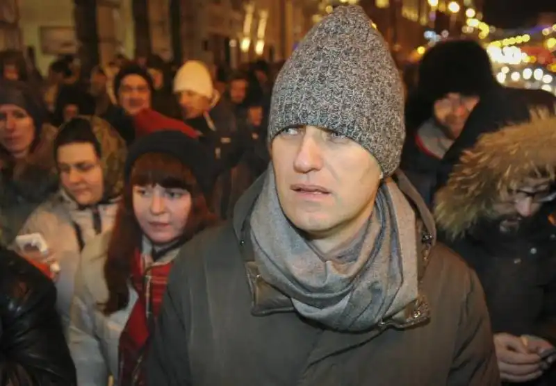 navalny in piazza  viola gli arresti domiciliari