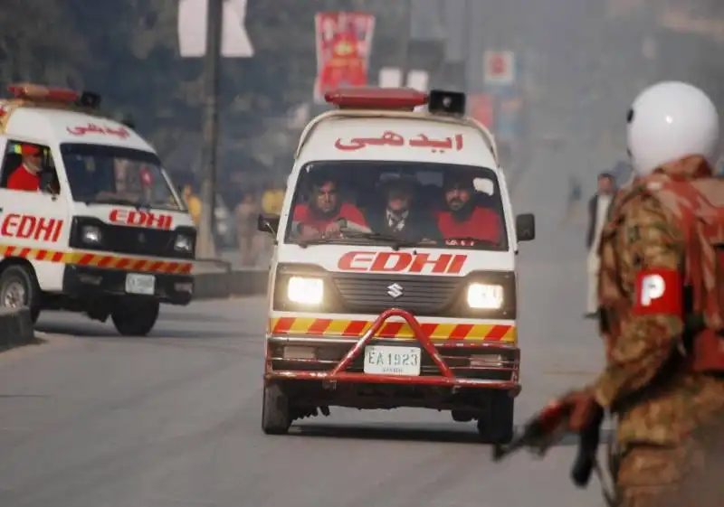 pakistan attacco in una scuola di peshawar strage di studenti 12