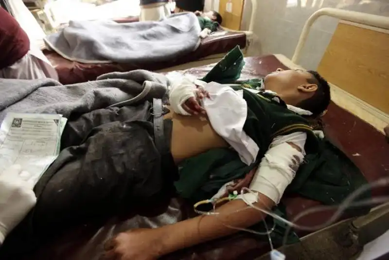 pakistan attacco in una scuola di peshawar strage di studenti 16