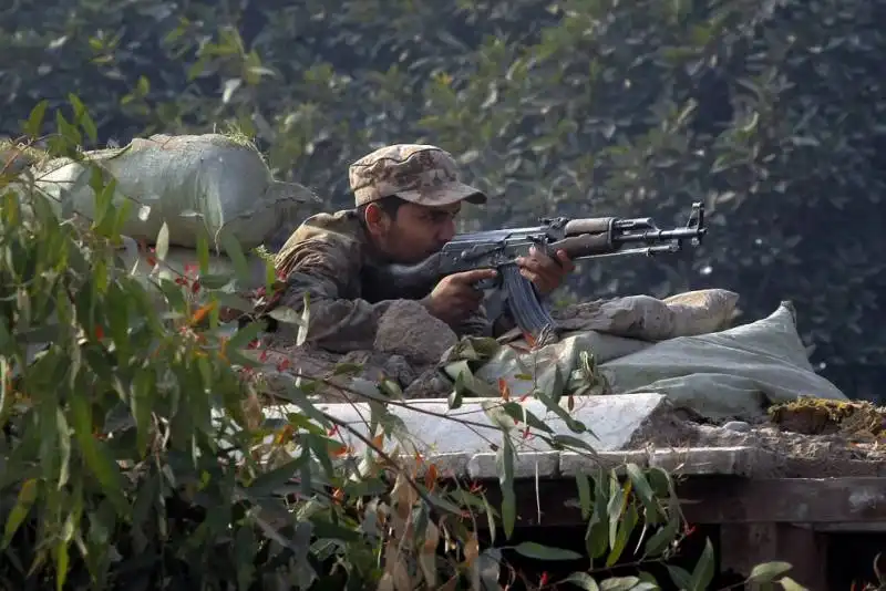 pakistan attacco in una scuola di peshawar strage di studenti 2