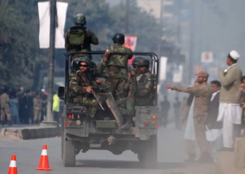 pakistan attacco in una scuola di peshawar strage di studenti 3