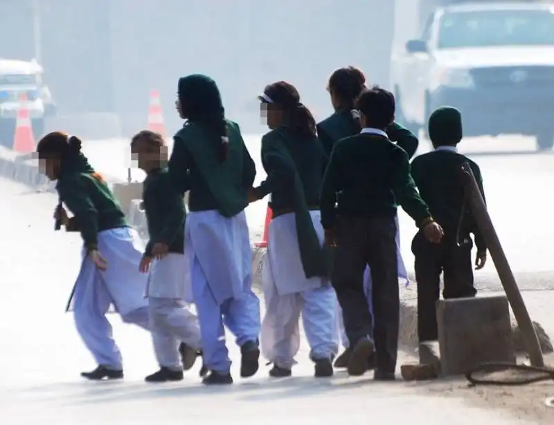 pakistan attacco in una scuola di peshawar strage di studenti 9