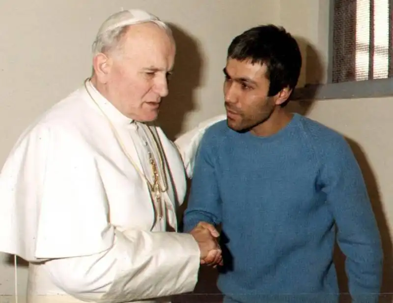 papa giovanni paolo ii con il suo attentatore mehmet ali agca  6a812b6ec9092f21dacb4c2ec880916c