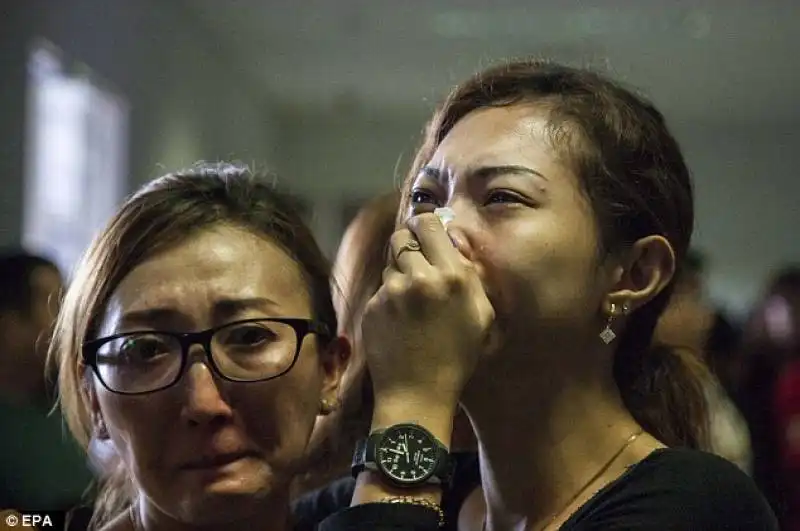 parenti dei passeggeri del volo air asia