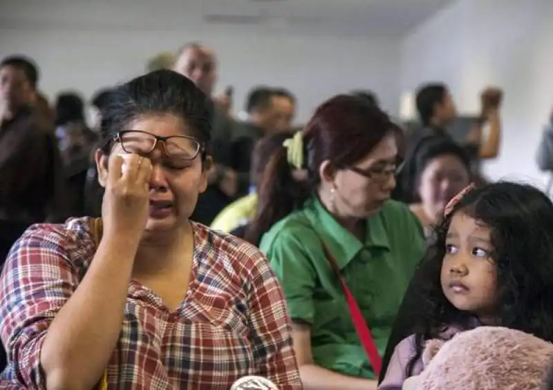 parenti di passeggeri del volo air asia