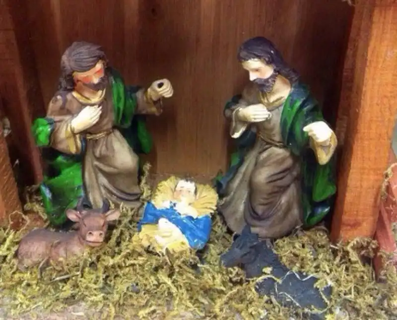 PIACENZA - DUE SAN GIUSEPPE NEL PRESEPE IN UN CENTRO COMMERCIALE