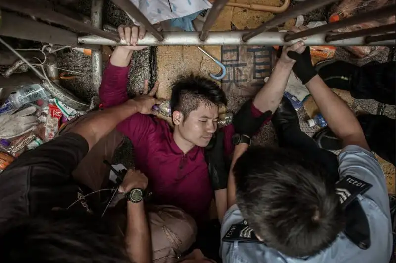 police officers tried to get a protester hong kong