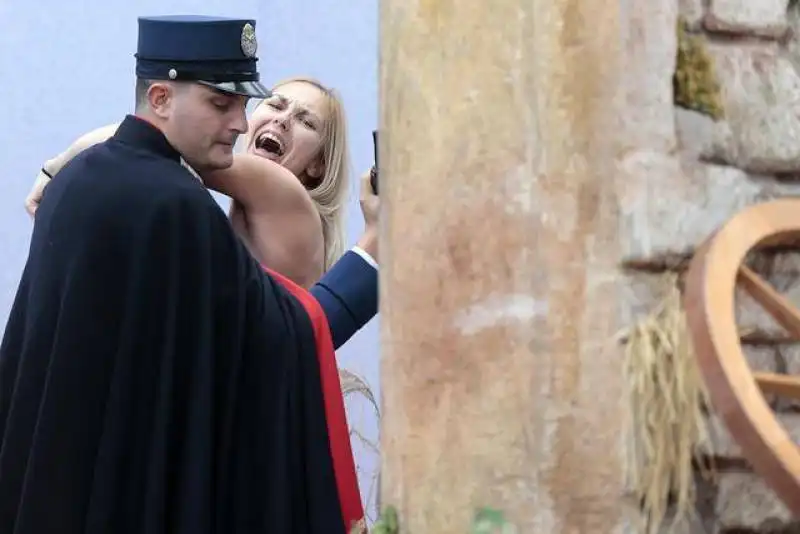 protesta delle femen in piazza san pietro,  b