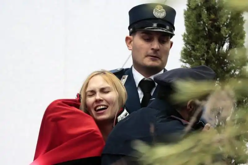 protesta delle femen in piazza san pietro,  v