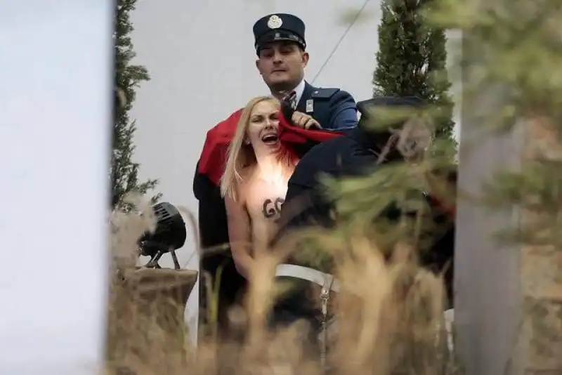 protesta delle femen in piazza san pietro,  xx