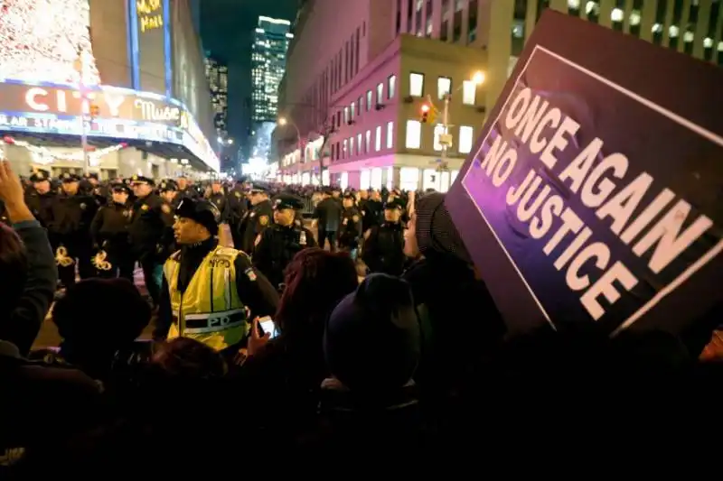 proteste a new york contro la 