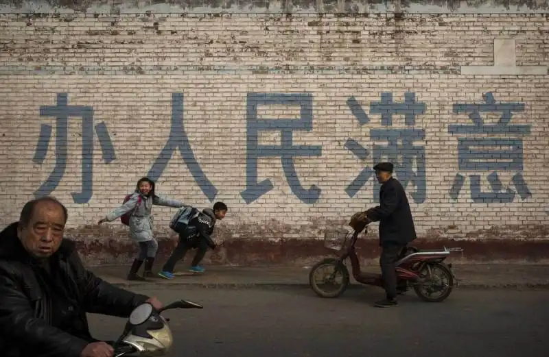 studenti in un centro industriale in cina