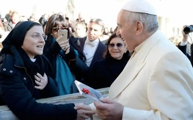 suor cristina da il cd a papa bergoglio