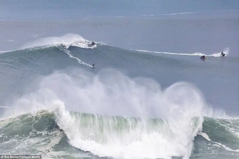 surfista mcnamara a nazare 1