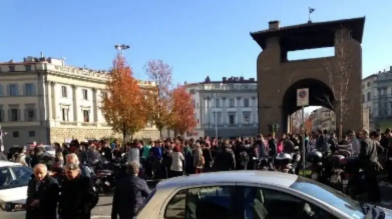 terremoto firenze gente in strada