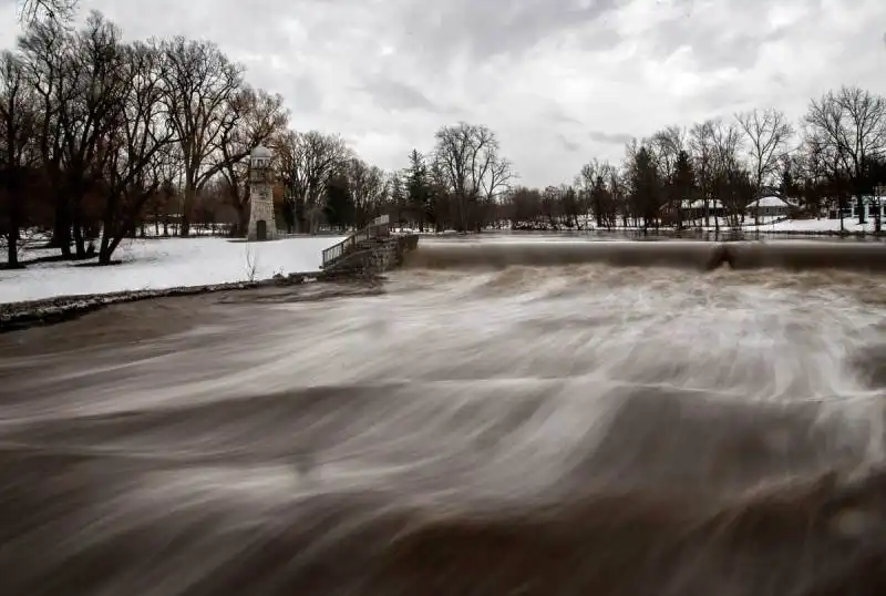 un fiume a buffalo durante una tempesta di neve