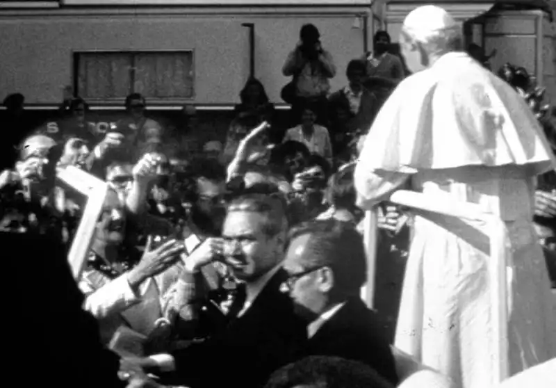 un'immagine d'archivio dell'attentato a papa giovanni paolo ii, avvenuto il 13 maggio 1981, in piazza san pietro, in vaticano. sulla sinistra della foto si nota l'attentatore ali agca mentre spara 