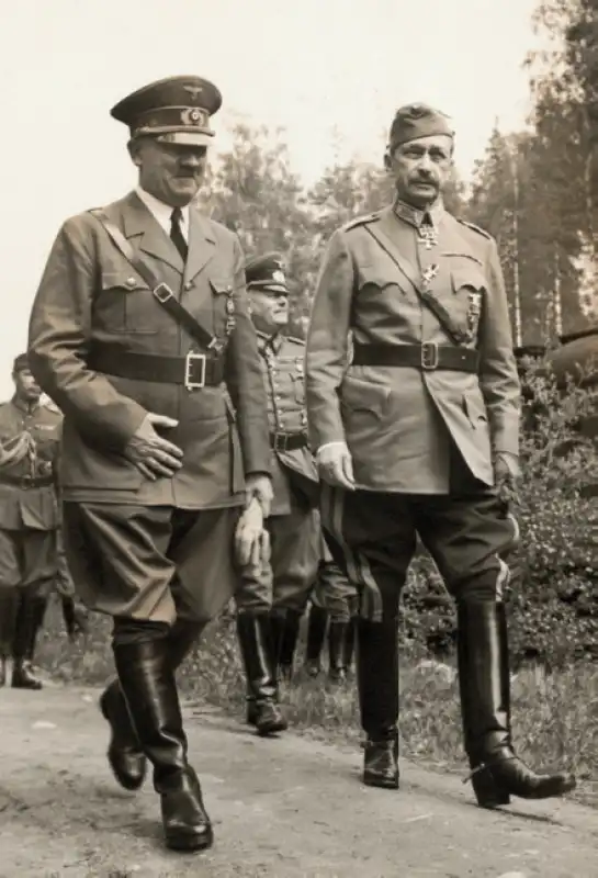 adolf hitler in visita di cortesia per il compleanno di mannerheim