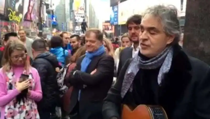 andrea bocelli   new york canta in strada