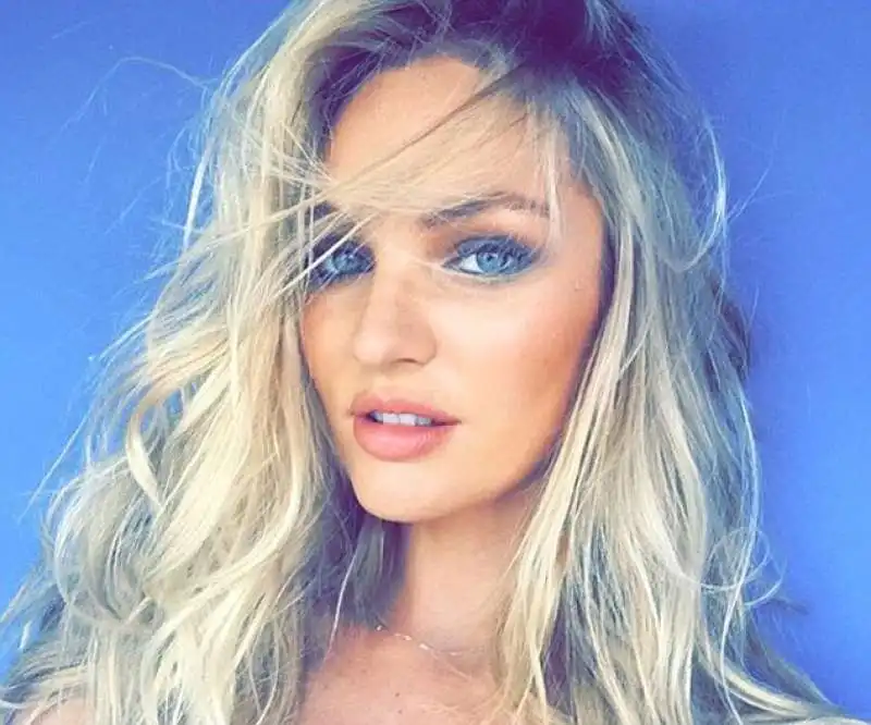 candice swanepoel selfie