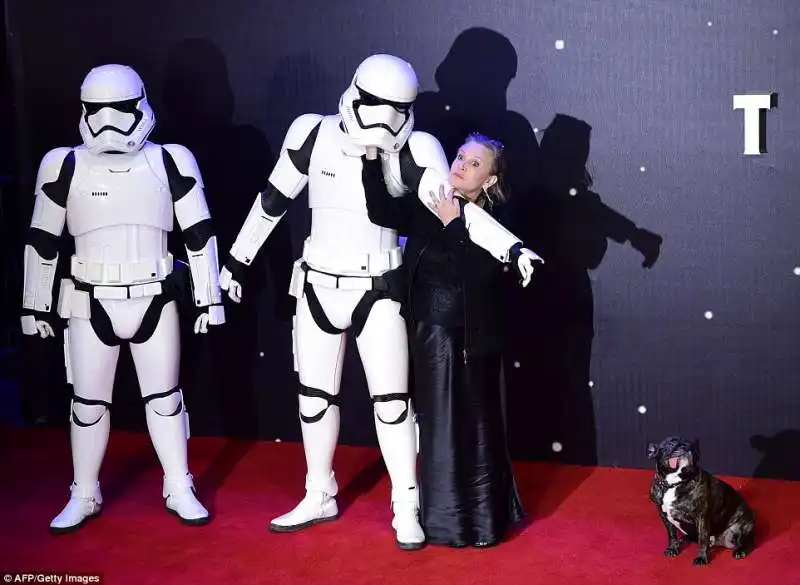 carrie fisher con stormtrooper