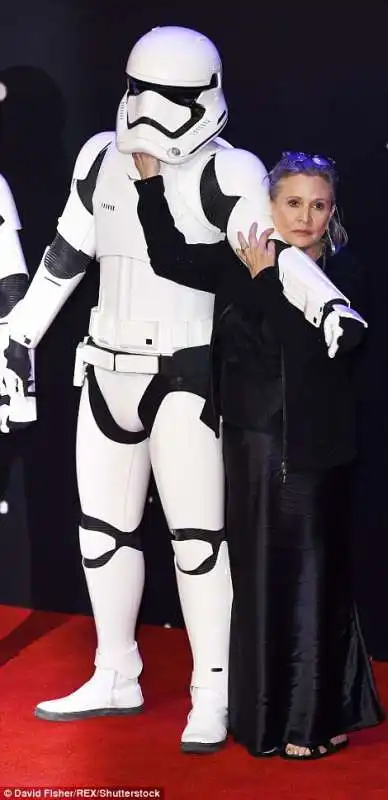 carrie fisher sul red carpet   1