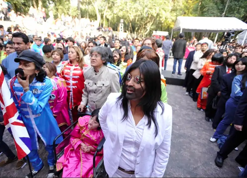 centinaia di sosia dei beatles a mexico city