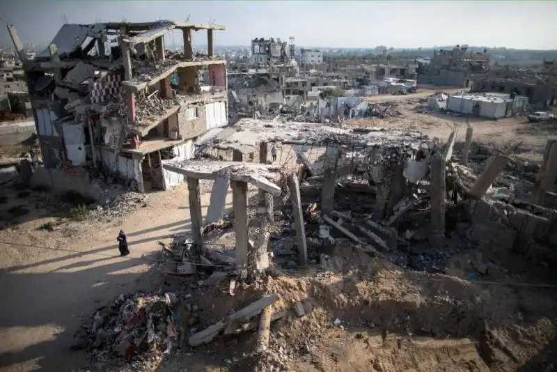 christopher furlong una donna palestinese tra le rovine di gaza city