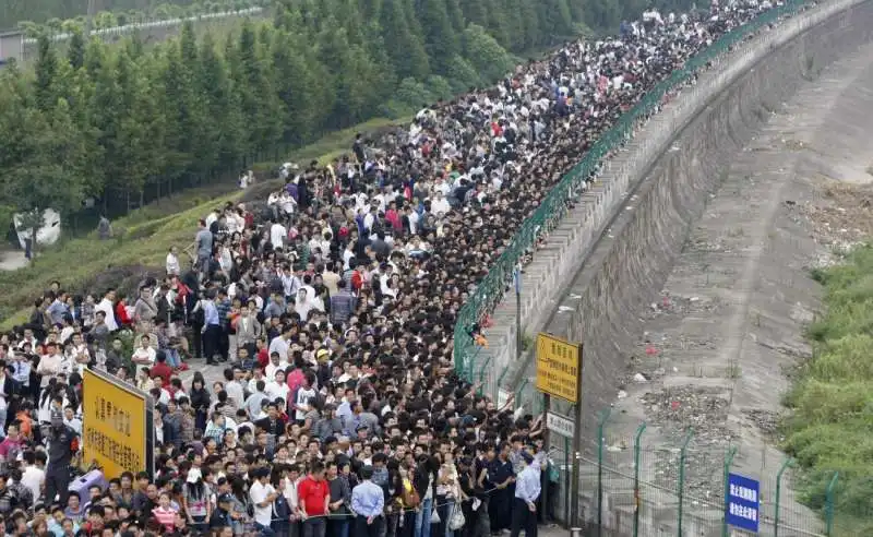 coda di turisti al fiume hangzhou