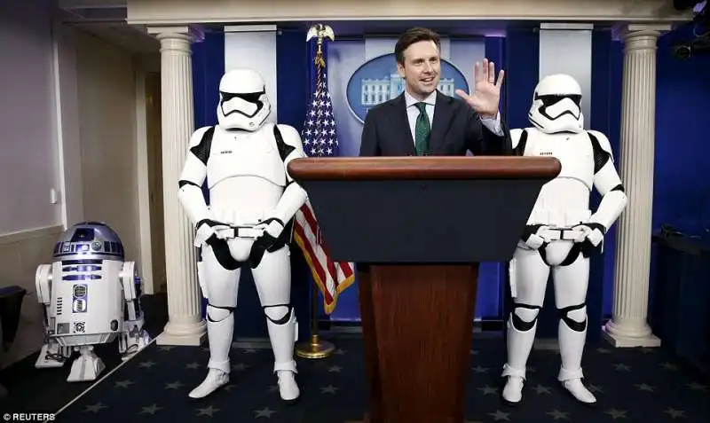 confererenza stampa presidenziale interrotta da stormtroopers e r2 d2