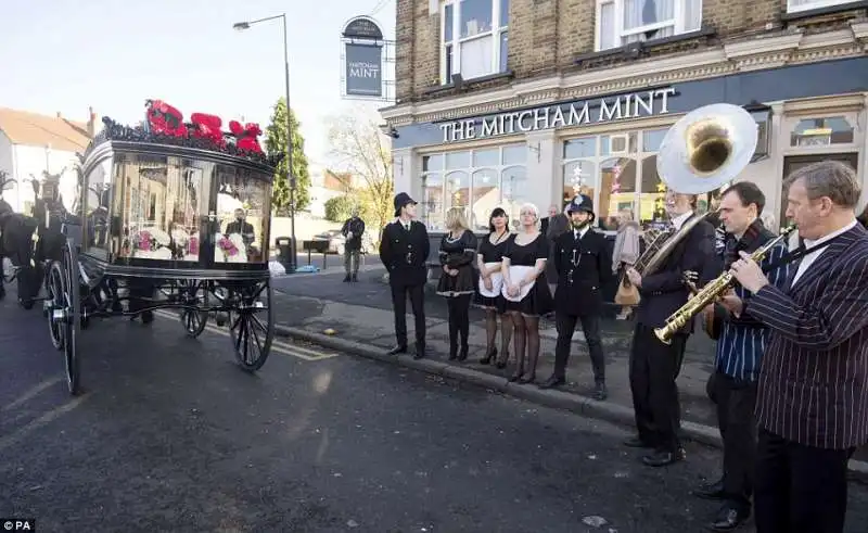 corteo funebre per madam cyn a londra