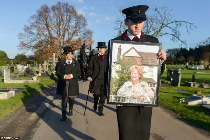 corteo funebre per madame cyn