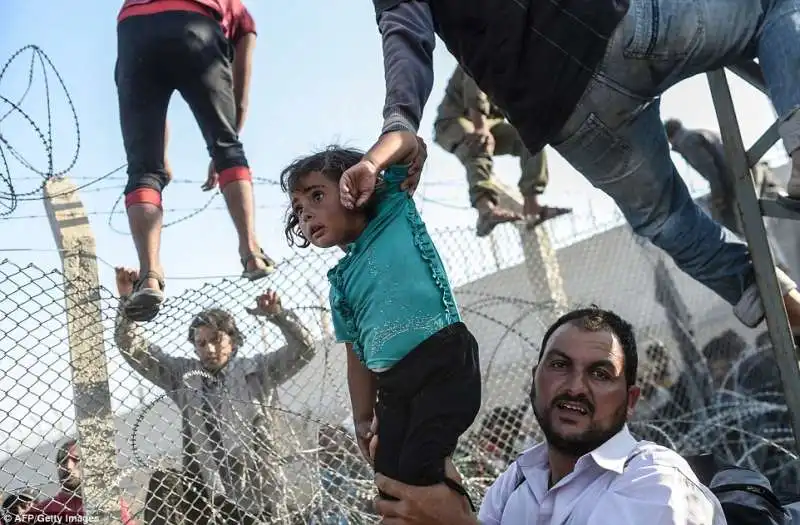 famiglie siriane entrano in turchia