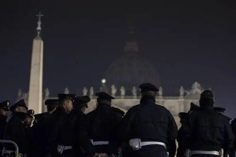 giubileo   la folla a san pietro 7