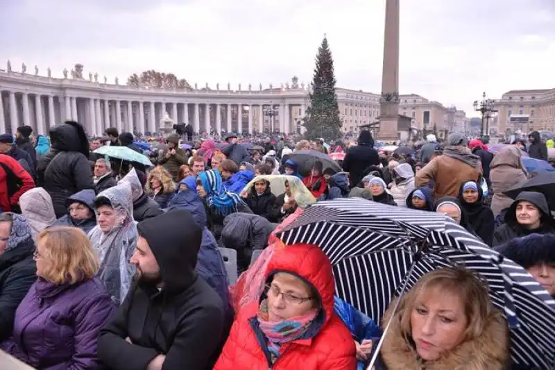 giubileo   la folla a san pietro   