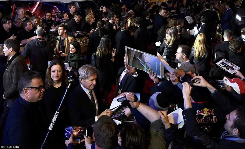 harrison ford firma autografi alla premiere di star wars