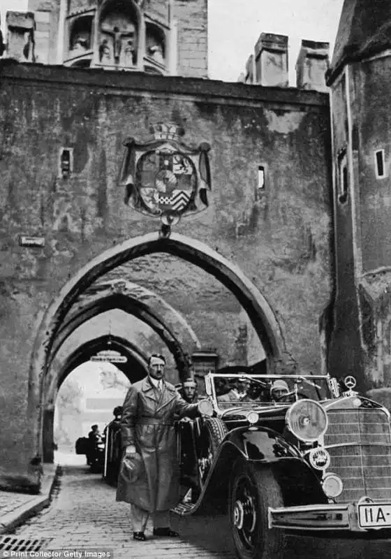 hitler fotografato fuori dal carcere di landsberg