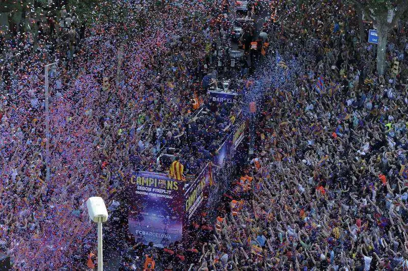 il barcellona festeggia in strada dopo aver battuto la juventus nella finale di championbs league