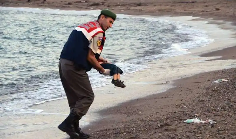 il cadavere di aylan kurdi sulle coste turche