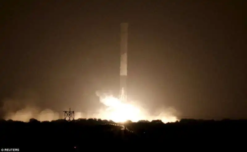  il falcon 9 torna a cape canaveral