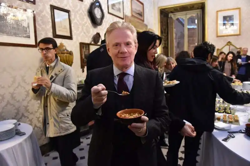 il marchese giuseppe ferrajoli assapora pasta e fagioli