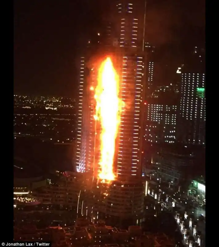 incendio all’hotel Address Downtown, un palazzo del centro di Dubai 