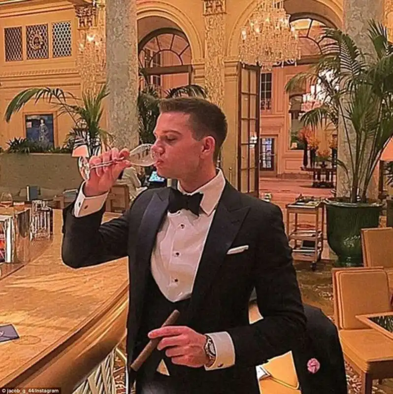 jacob con champagne e sigaro al the plaza new york