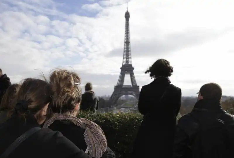 kenzo tribouillard un minuto di silenzio a parigi dopo gli attacchi terroristici