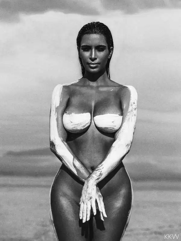 kim kardashian posa perkesler tran